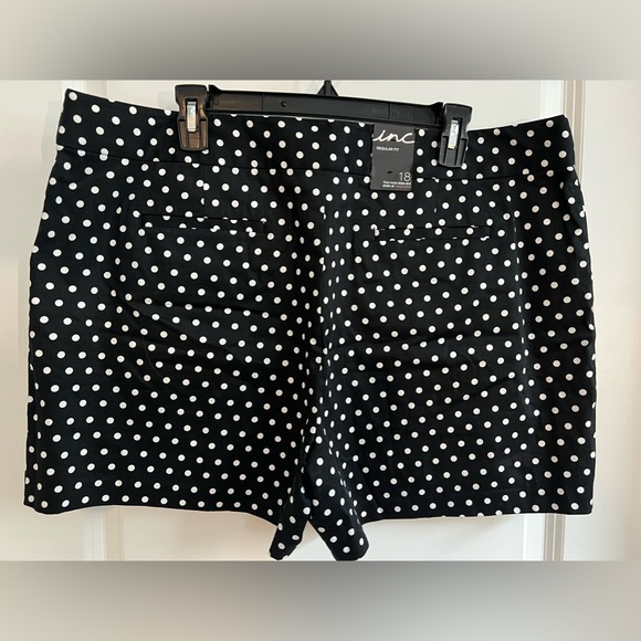 ☀️☀️NWT INC size 18 black polka dot shorts.☀️ - Picture 2 of 3